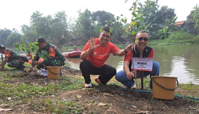 Peringati HUT RI ke-80, PT Suparma Tbk Tanam 80 Pohon dan Tebar 8.000 Bibit Ikan di Hulu Kali Surabaya