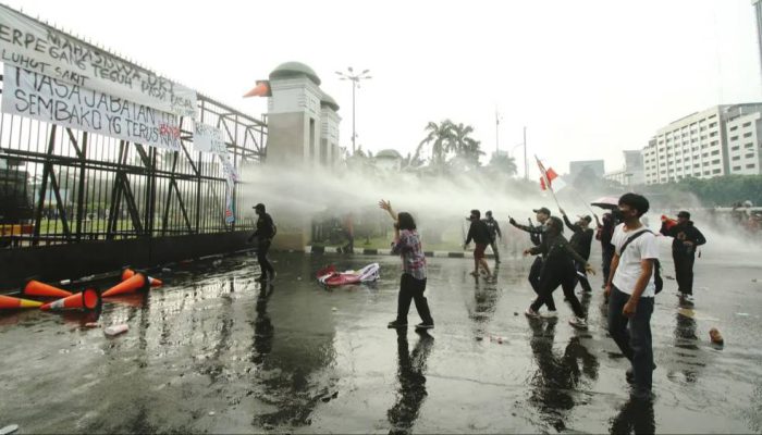 Demo di DPR Memanas: Polisi Bubarkan Massa, Lalu Lintas Dialihkan.