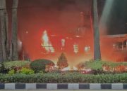 Sejumlah Pos Polisi di Surabaya Dibakar Saat Aksi Solidaritas Affan Berujung Ricuh