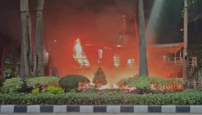 Sejumlah Pos Polisi di Surabaya Dibakar Saat Aksi Solidaritas Affan Berujung Ricuh