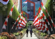 Sambut HUT ke-80 RI, ASN Surabaya Galakkan Pembagian Ribuan Bendera Merah Putih