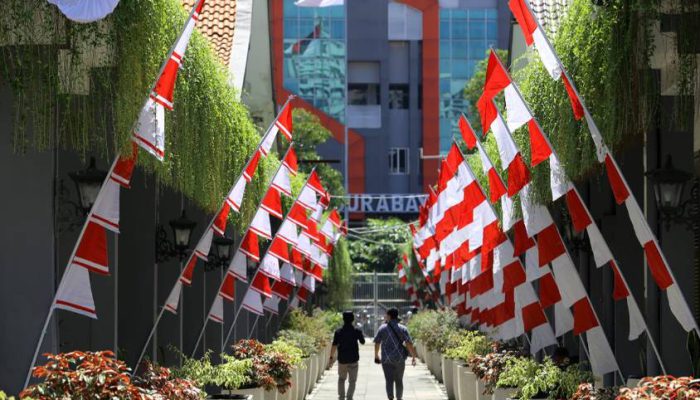 Sambut HUT ke-80 RI, ASN Surabaya Galakkan Pembagian Ribuan Bendera Merah Putih