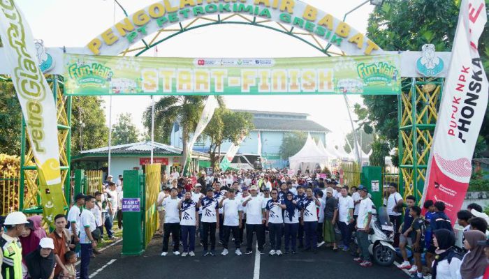 HUT Petrokimia Gresik & RI Diperingati dengan Jalan Sehat, Ribuan Warga Turut Berpartisipasi