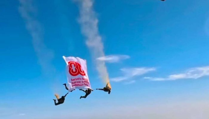 Para Penerjun Kopassus Lakukan Atraksi Spektakuler, Kibarkan Spanduk HUT RI di Langit Jakarta