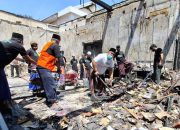 Ratusan Gus dan Santri Bersihkan Puing Kebakaran Gedung Grahadi