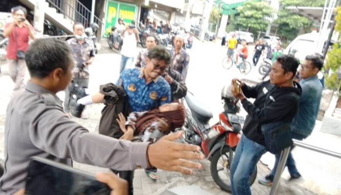 13 Siswa SMAN 2 Lamongan Diduga Keracunan Makanan, Sebagian Dilarikan ke Rumah Sakit