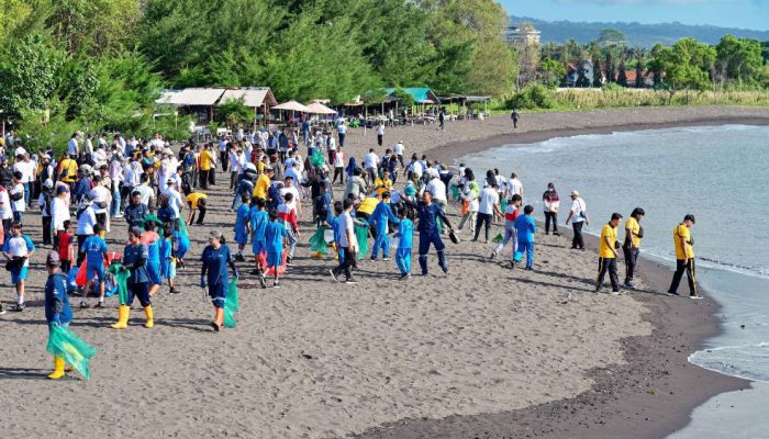 Peringati Hari Bersih-Bersih Sedunia, Pemkab Banyuwangi dan Ratusan Warga Gelar Aksi Bersih Pantai Seranite