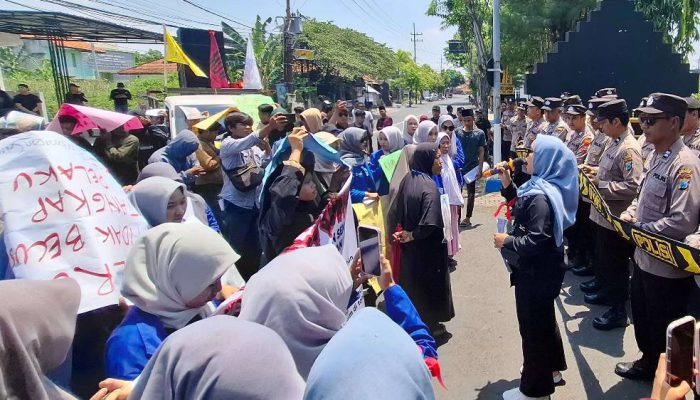 Kasus Kekerasan Seksual pada Anak Menggantung, Aliansi Perempuan dan Anak Gelar Aksi di Polres Sampang