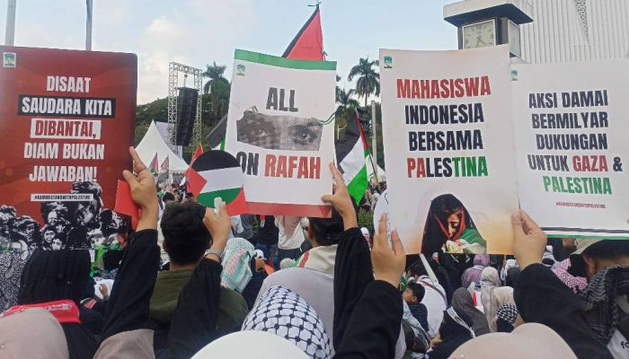 Ribuan Warga Padati Monas dalam Aksi Damai Bela Palestina, Suarakan ‘Free Palestine’
