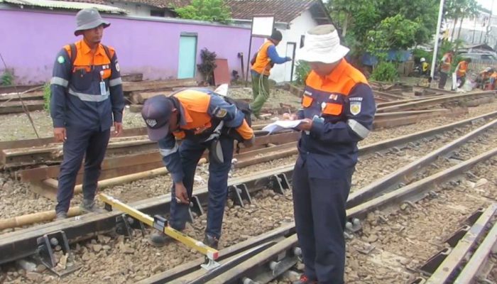 KAI Daop 9 Jember Gencar Lakukan Pembenahan Prasarana Jelang Libur Nataru