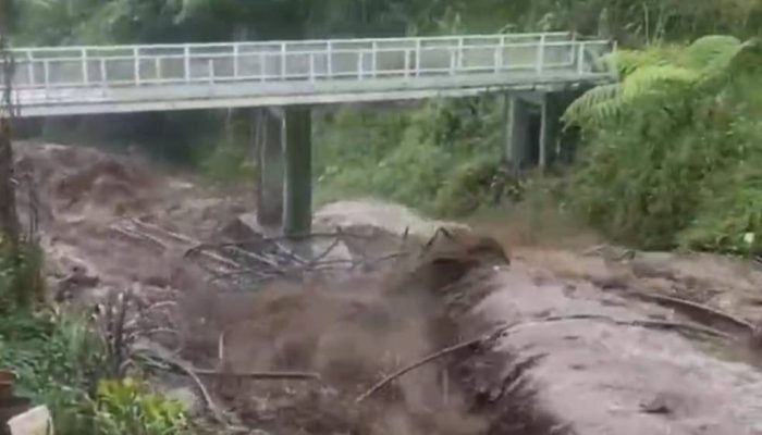 Banjir Bandang Rendam Pemandian Air Panas Guci