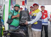 Pertamina Patra Niaga Salurkan Bantuan Pendidikan dan Ganti Oli Gratis untuk Pengemudi Ojol di Surabaya