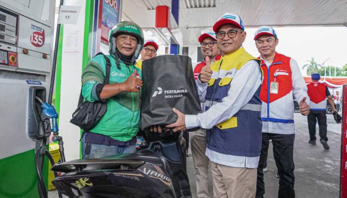 Pertamina Patra Niaga Salurkan Bantuan Pendidikan dan Ganti Oli Gratis untuk Pengemudi Ojol di Surabaya