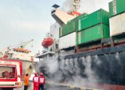 Kapal Peti Kemas Verizon Terbakar Pagi Hari di Pelabuhan Tanjung Perak