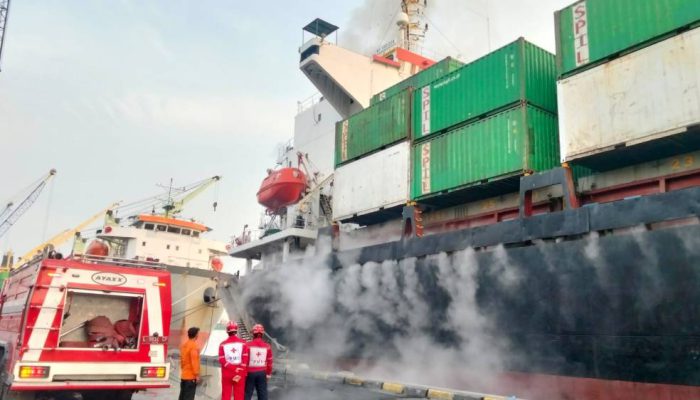 Kapal Peti Kemas Verizon Terbakar Pagi Hari di Pelabuhan Tanjung Perak