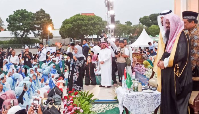 5.000 Lebih Warga Surabaya Ikuti Buka Bersama Gubernur Khofifah, Terima Hadiah Kurma dari Raja Salman
