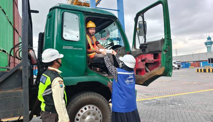 TPS Berbagi Takjil untuk Pengemudi Truk dan Mitra Kerja di Bulan Ramadhan