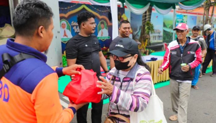 Hadiri Open House di Gedung Negara Grahadi, Ribuan Warga Terima Sembako Gratis