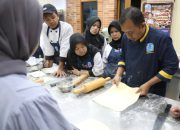 TEFA Cullinary SMKN 3 Sukabumi dan Bogasari Produksi 3.124 Toples Kue Lebaran, Omzet Tembus Rp210 Juta