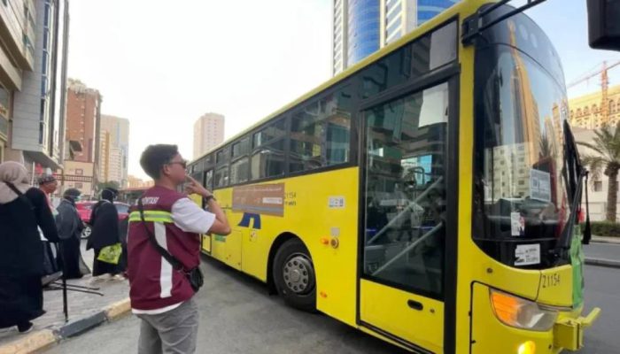 Petugas Halte Bus Shalawat Siaga Seharian Dampingi Jamaah di Makkah