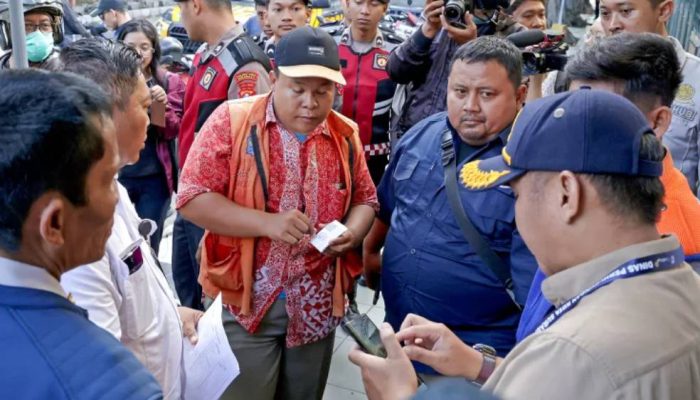 Sikat Kebocoran PAD: Dishub Surabaya Pecat 163 Jukir Bandel dan Luncurkan Rompi QRIS Pintar