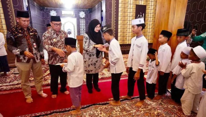 Bupati Ipuk Gelar Tahlil, Doa Bersama, dan Santuni Anak Yatim pada 10 Muharram