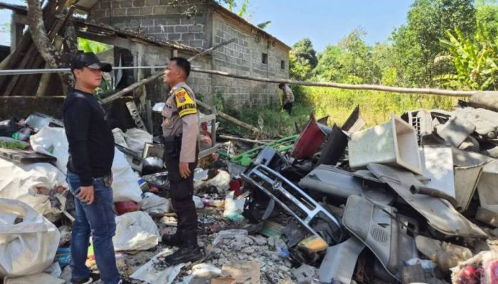 Tim Jibom Polda Jatim Ledakkan Mortir yang Ditemukan di Gudang Rongsokan Malang