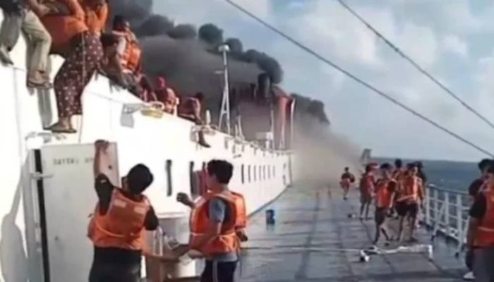 Kapal Penumpang Mutiara Santosa 2 Terbakar di Laut Madura, Tim SAR Lakukan Evakuasi