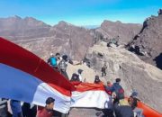 Dari Puncak Raung, Ratusan Pendaki Kibarkan Merah Putih 81 Meter