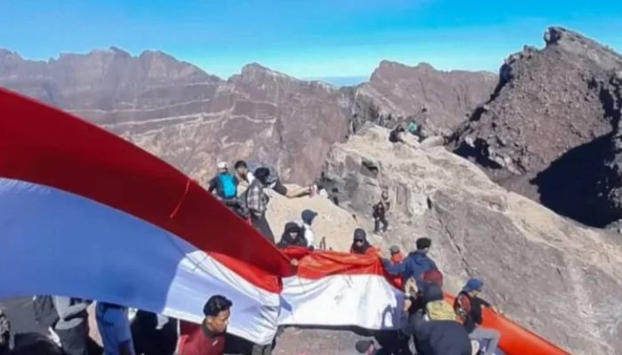Dari Puncak Raung, Ratusan Pendaki Kibarkan Merah Putih 81 Meter