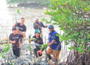 TPS Salurkan 3.000 Bibit Mangrove ke DLH Surabaya untuk Penghijauan Tambak Sarioso