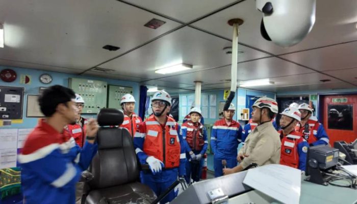 Kapal Tanker Balongan Sandar, Komut Pertamina Cek Pasokan BBM di Tanjung Wangi