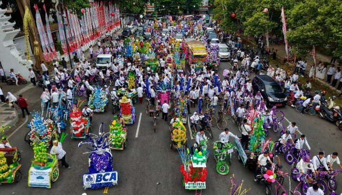 Pawai Endhog-Endhogan Banyuwangi Semarak, Warga Antusias Berebut Ribuan Telur