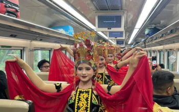 Semarak HUT ke-81 KAI, Gandrung On Train Hibur Penumpang KA Sangkuriang