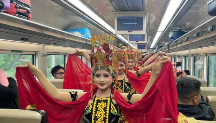 Semarak HUT ke-81 KAI, Gandrung On Train Hibur Penumpang KA Sangkuriang