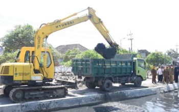 Jelang Musim Hujan, Pemkab Sidoarjo Kerahkan 8 Ekskavator Normalisasi Sungai