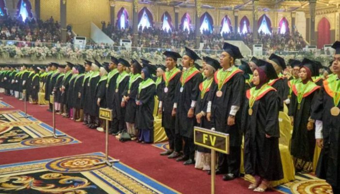 UNESA Wisuda Periode 122, Rektor Tekankan Pentingnya Integritas dan Daya Saing Lulusan