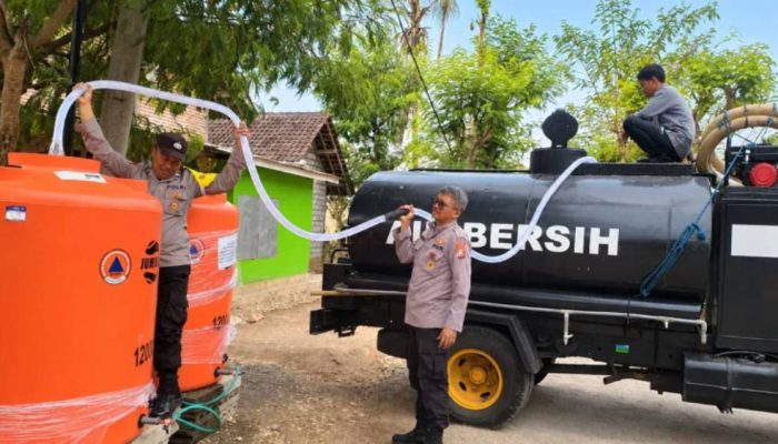 35 Ribu Liter Air Bersih Disalurkan Polres Malang untuk Warga Terdampak Kekeringan