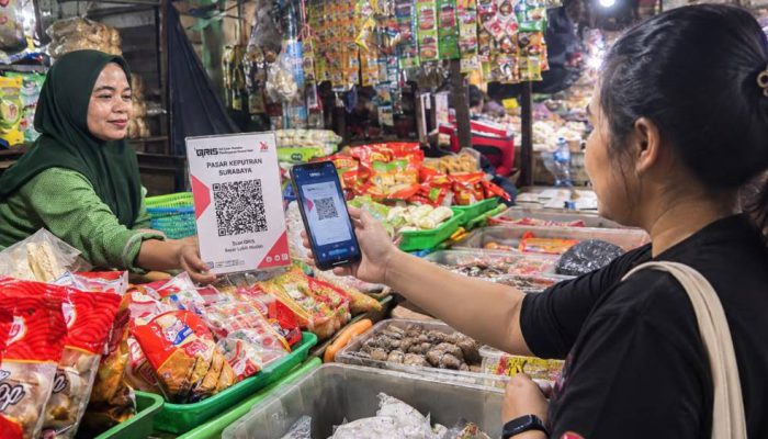 BRI Surabaya Perkuat Digitalisasi Pasar Keputran Lewat Fasilitas WiFi dan QRIS